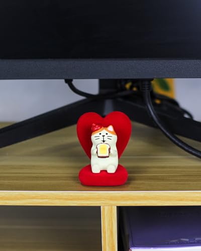 Mevodeata Cute Mini Cat Eating Toast Bread Figurine with Small Sofa Resin Figure for Office Home Decor for Cat Lovers (Love Shaped Sofa) - color: Toast Cat-love