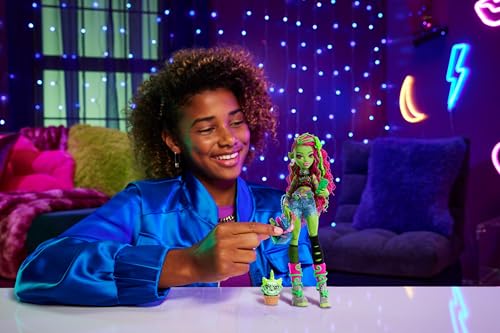 Monster High Venus McFlytrap Doll with Plant Monster Pet Cat Chewlian and Accessories Like Backpack, Notebook, Snacks and More - style: Venus Mcflytrap